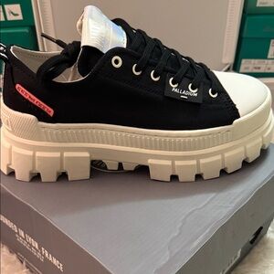 Palladium REVOLT LO TX new in box available sizes 7.5 & 8